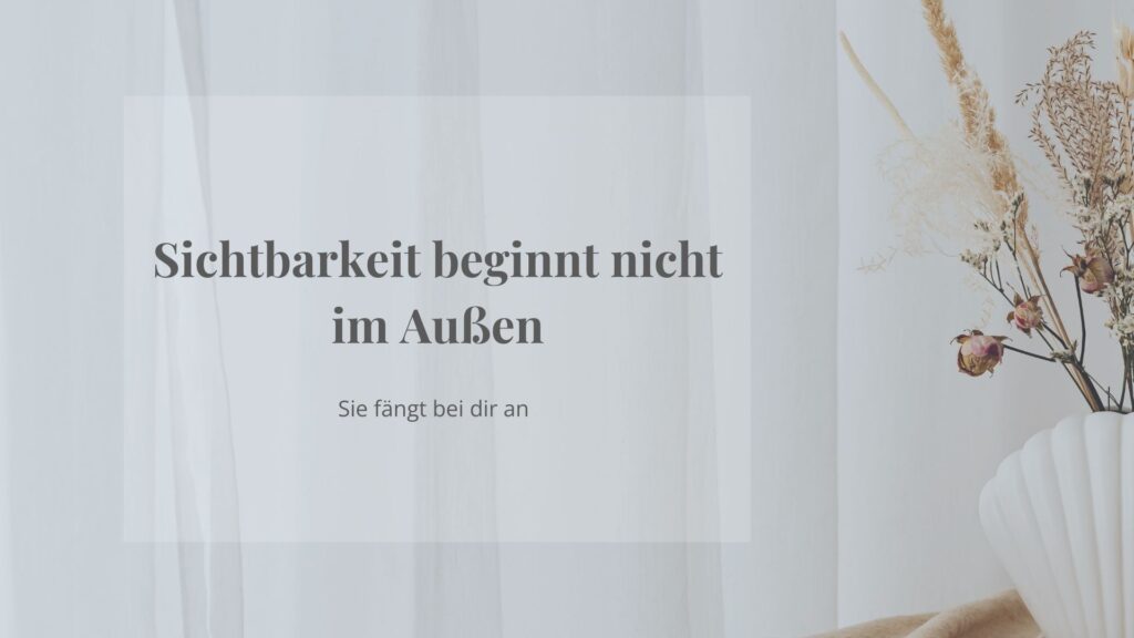 Hintergrund in Rauchblau mit hellem Textfeld und der Aufschrift Sichtbarkeit beginnt nicht im Außen.