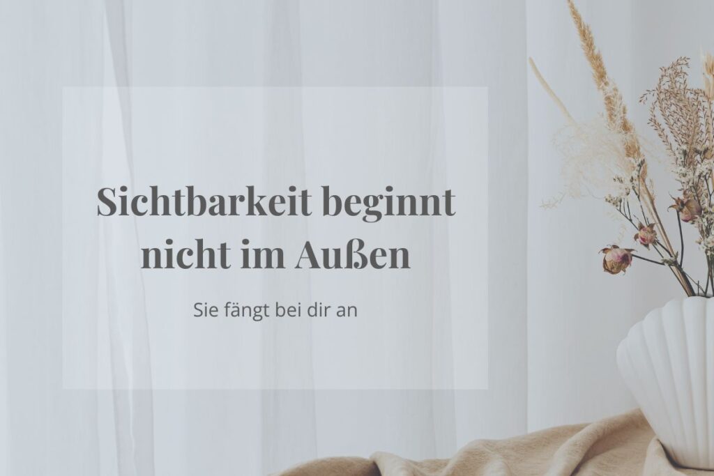 Hintergrund in Rauchblau mit hellem Textfeld und der Aufschrift Sichtbarkeit beginnt nicht im Außen.