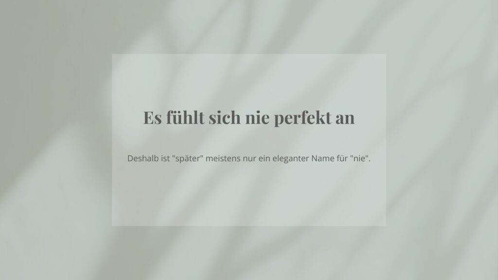 Beitragsbild mit dem Satz "Es fühlt sich nie perfekt an" auf einem hellen, ruhigen Hintergrund.