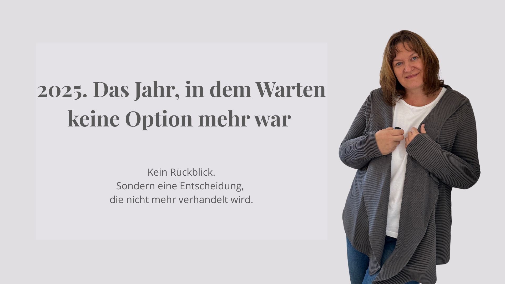 Mandy Egerland vor hellem Hintergrund - Beitragsbild zu einem persönlichen Blogartikel über Entscheidung und Losgehen