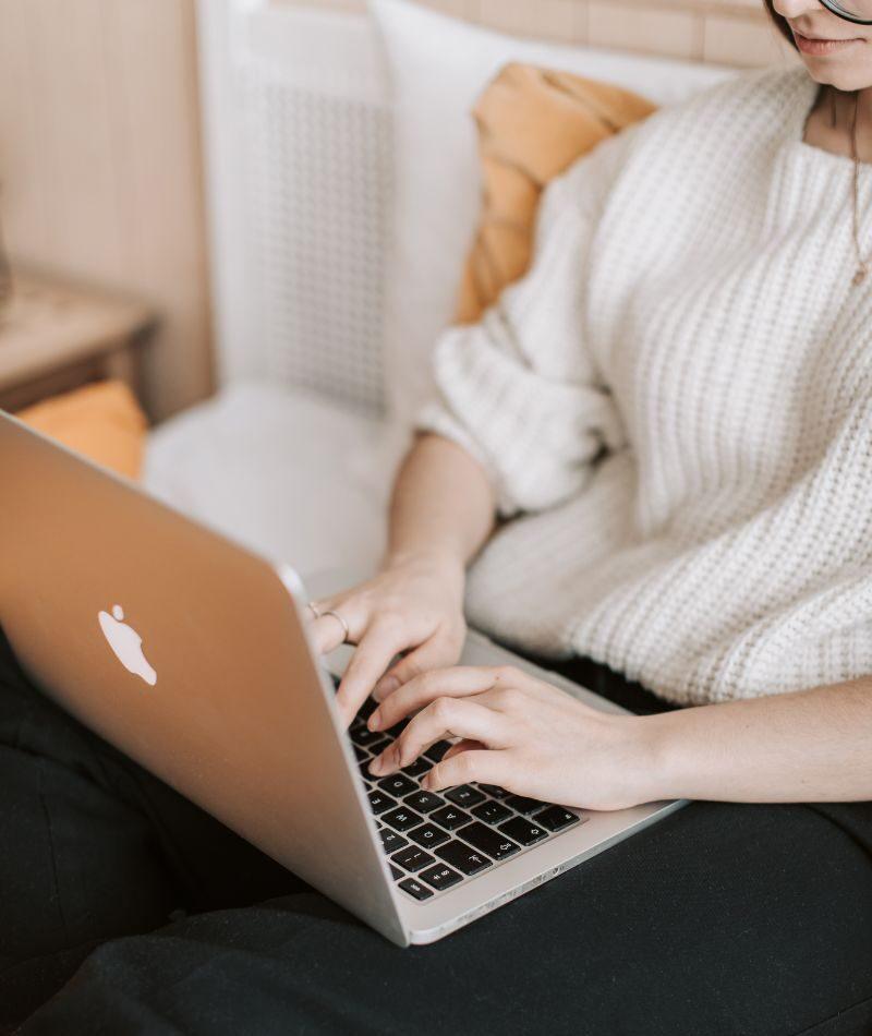 Foto Website – Angebot Personal Branding Frau tippt auf Laptop im Alltag – Personal Branding authentisch im Business-Alltag