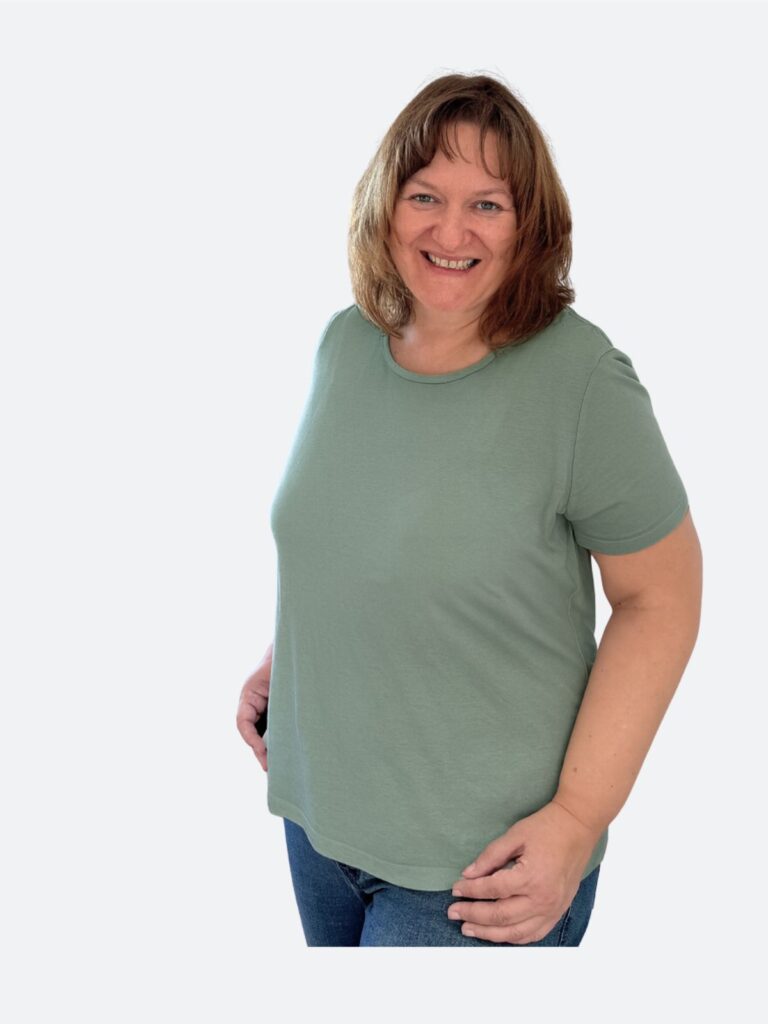 mandy-egerland-personal-branding-dein-weg Mandy Egerland - Personal Branding Coachin, authentisch und ruhig vor hellem Hintergrund, Foto auf der Startseite im Abschnitt "Dein Weg. Dein Tempo".